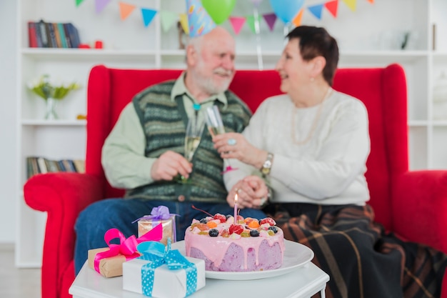 Gente mayor celebrando un cumpleaños