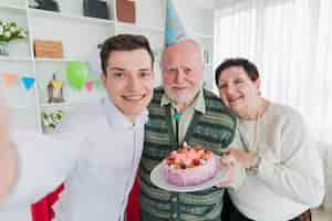 Foto gratuita gente mayor celebrando un cumpleaños