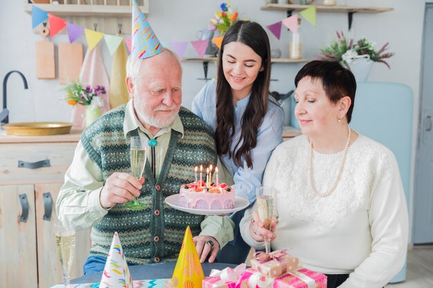 Gente mayor celebrando un cumpleaños