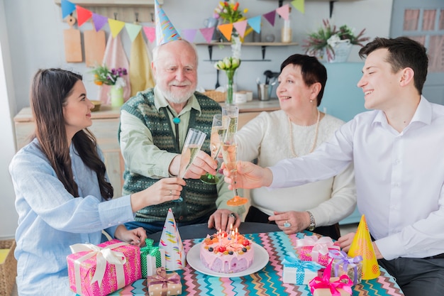 Gente mayor celebrando un cumpleaños