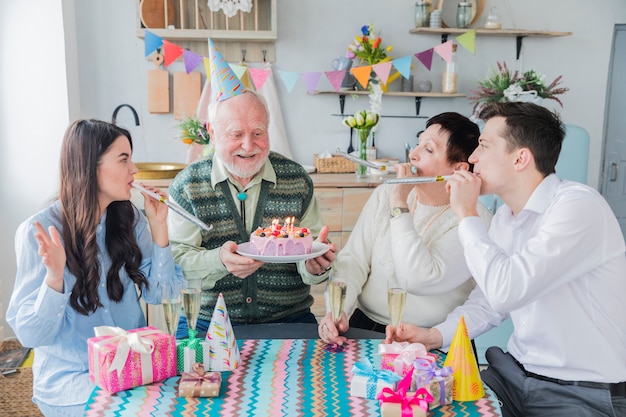 Gente mayor celebrando un cumpleaños