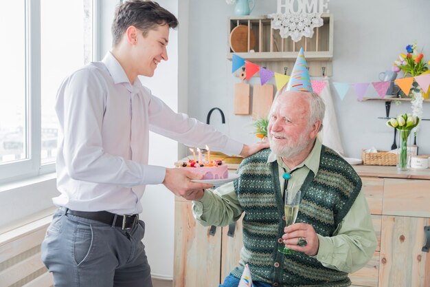 Gente mayor celebrando un cumpleaños