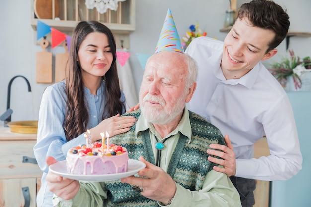 Gente mayor celebrando un cumpleaños