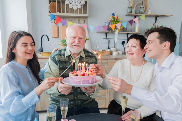 Gente mayor celebrando un cumpleaños