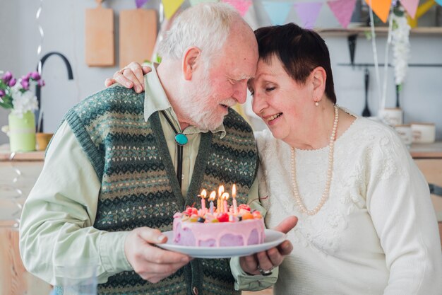 Gente mayor celebrando un cumpleaños