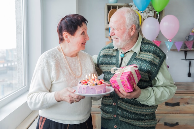 Gente mayor celebrando un cumpleaños