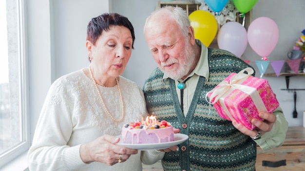 Foto gratuita gente mayor celebrando un cumpleaños