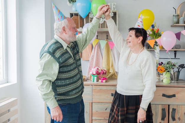 Gente mayor celebrando un cumpleaños