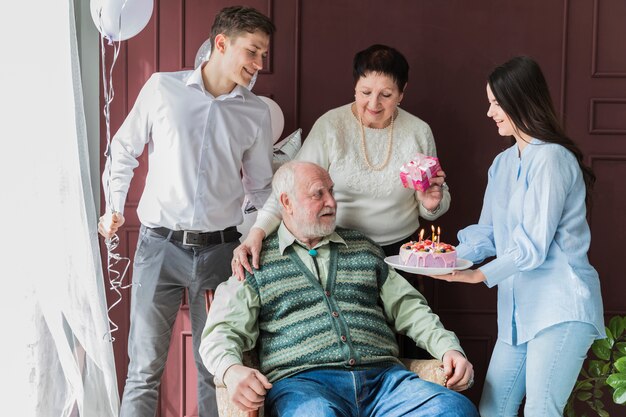 Gente mayor celebrando un cumpleaños