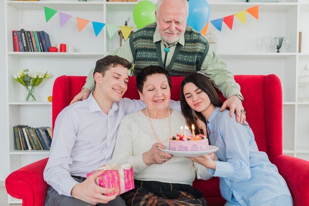 Gente mayor celebrando un cumpleaños