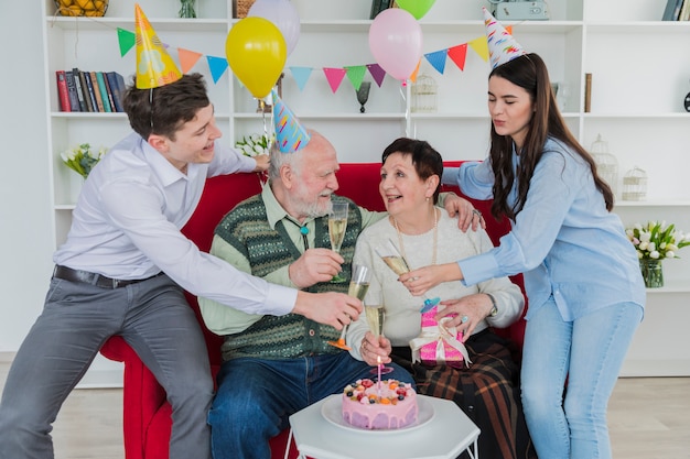 Foto gratuita gente mayor celebrando un cumpleaños