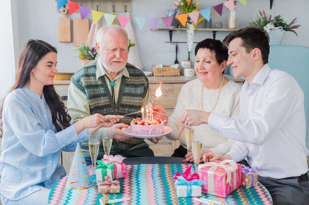 Gente mayor celebrando un cumpleaños