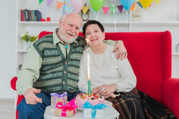 Gente mayor celebrando un cumpleaños