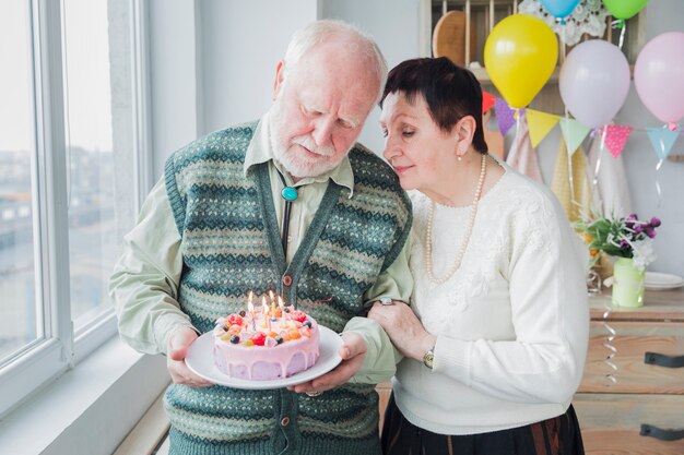 Gente mayor celebrando un cumpleaños