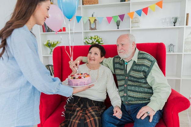 Gente mayor celebrando un cumpleaños