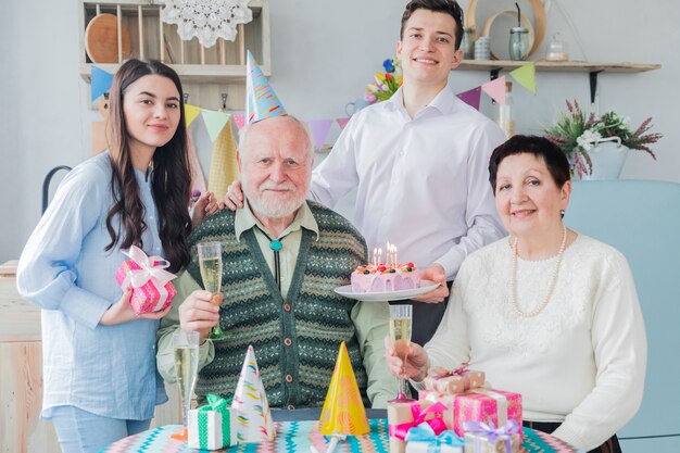 Gente mayor celebrando un cumpleaños