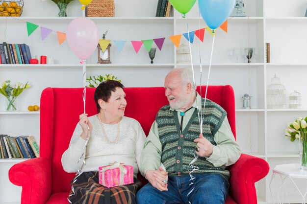 Gente mayor celebrando un cumpleaños