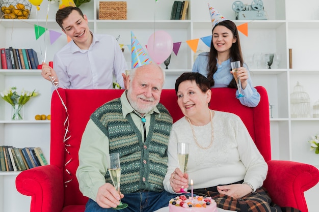 Gente mayor celebrando un cumpleaños