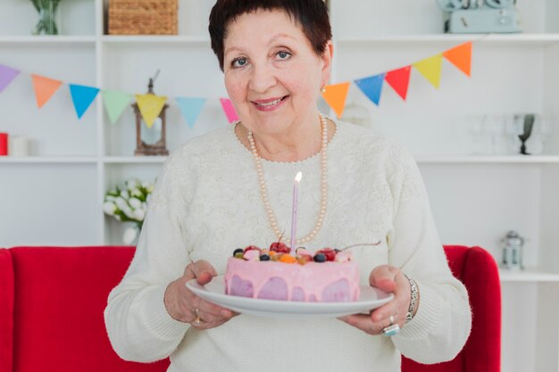 Gente mayor celebrando un cumpleaños