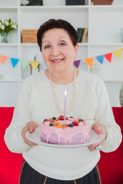 Gente mayor celebrando un cumpleaños