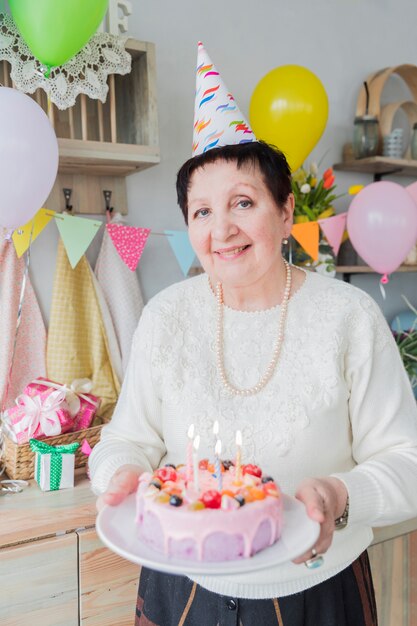 Gente mayor celebrando un cumpleaños