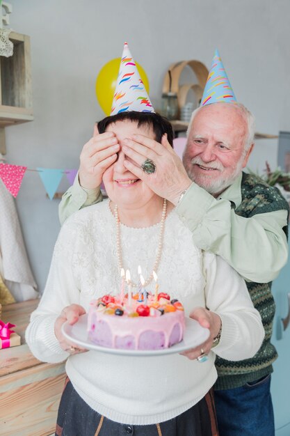 Gente mayor celebrando un cumpleaños