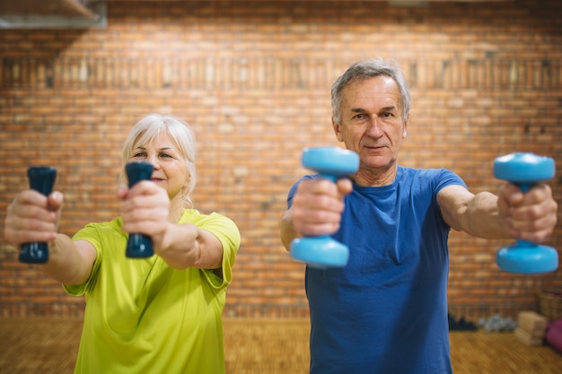 Gente mayor entrenando en gimnasio