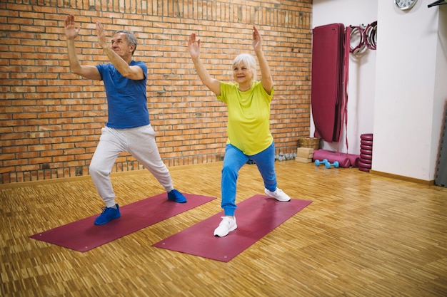 Gente mayor en gimnasio