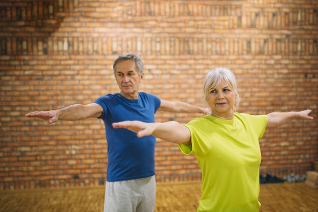 Gente mayor haciendo ejercicio de equilibrio