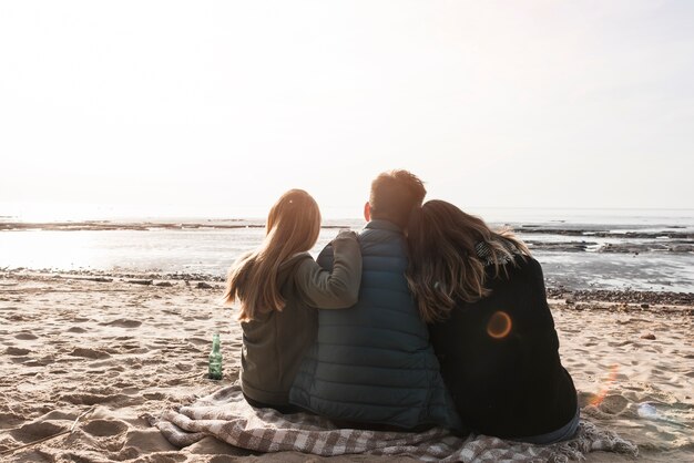 Foto gratuita gente mirando al mar