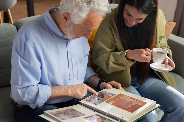 Gente mirando álbumes de fotos.