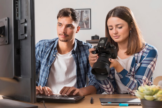 Gente mirando juntos fotos en cámara