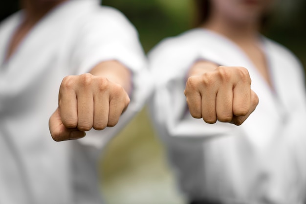 Foto gratuita gente mostrando gesto de manos de taekwondo