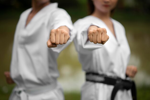 Gente mostrando gesto de manos de taekwondo