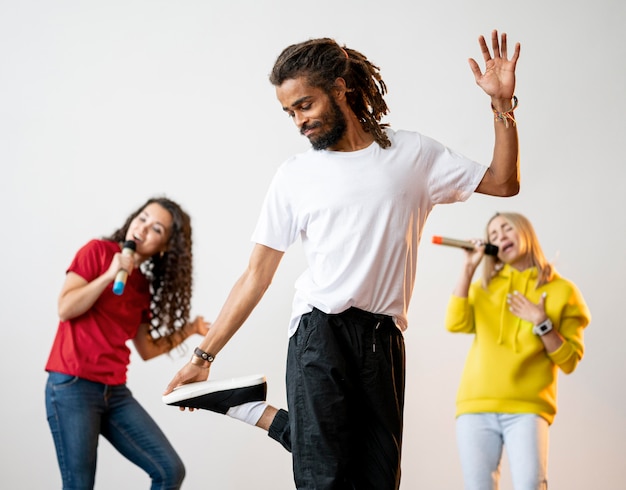 Foto gratuita gente multirracial cantando y bailando juntos