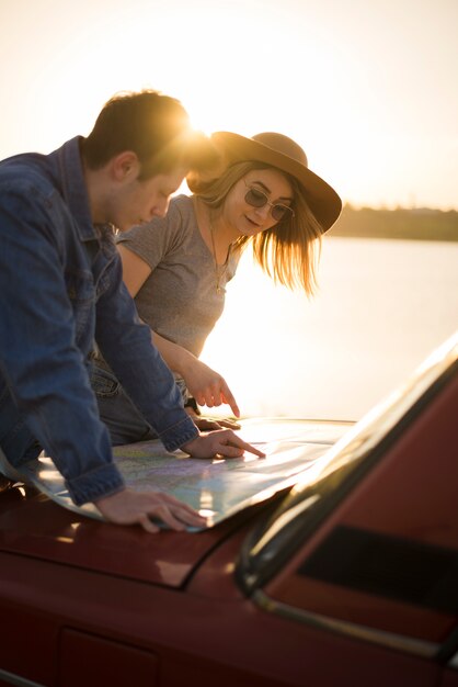 Gente navegando con mapa en un road trip