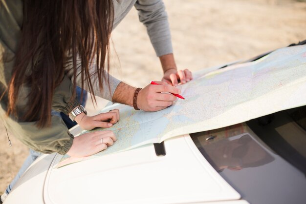 Gente navegando con mapa en un road trip