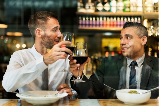 Gente de negocios almorzando