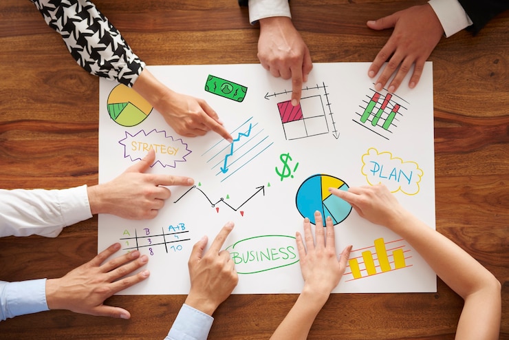Foto gratuito gente de negocios analizando la estrategia empresarial