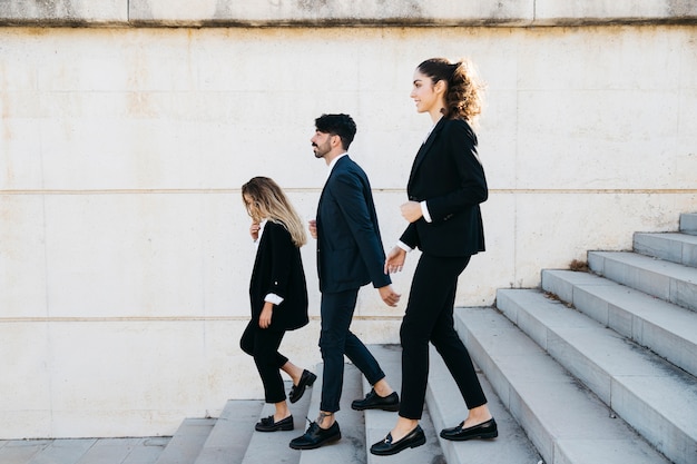 Foto gratuita gente de negocios bajando escaleras