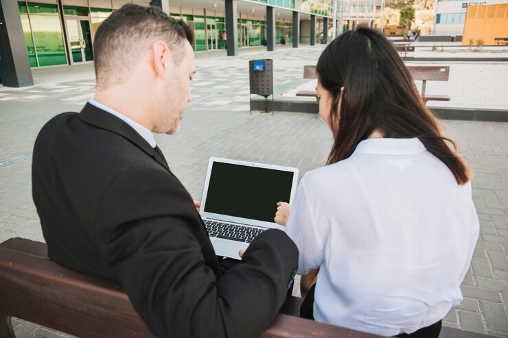 Foto gratuito gente de negocios en banco con portátil