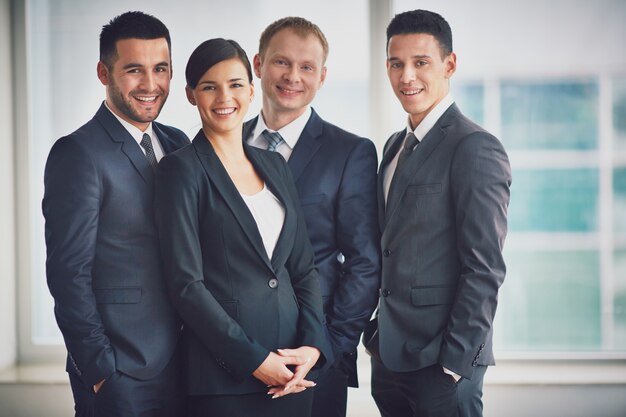 Gente de negocios bien vestidos en la oficina