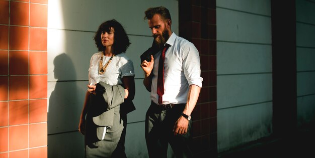 Gente de negocios caminando juntos en la ciudad