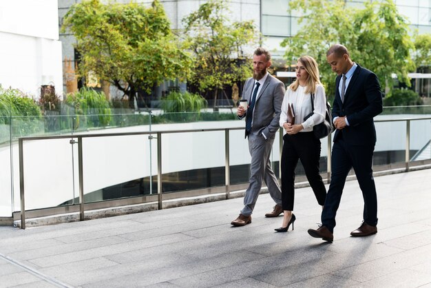 Gente de negocios caminando juntos fuera de la oficina