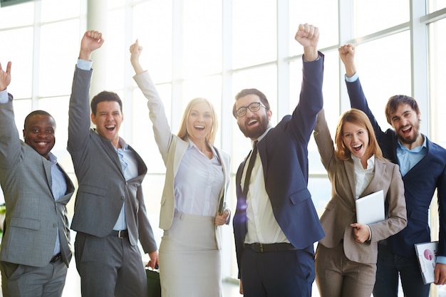 Foto gratuita gente de negocios celebrando el éxito