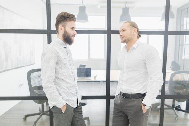 Gente de negocios conversando en oficina