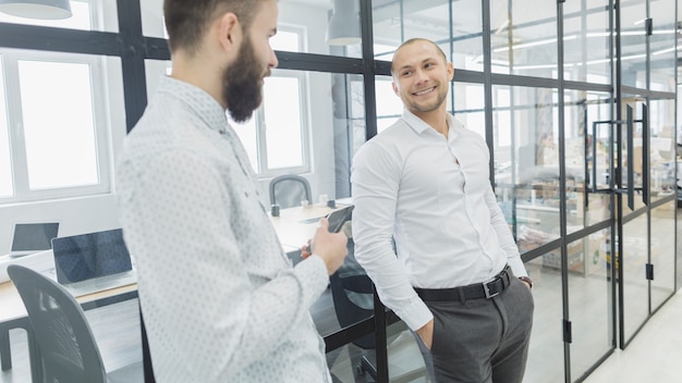 Gente de negocios conversando en oficina