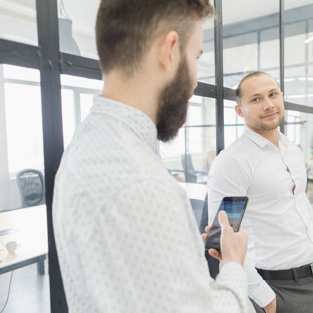 Gente de negocios conversando en oficina