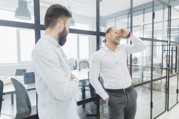 Gente de negocios conversando en oficina