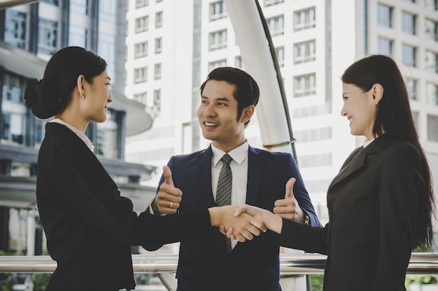 Foto gratuita gente de negocios dándose la mano, terminando acuerdos de reunión. concepto de negocio.